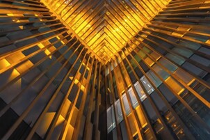 Un edificio moderno con un atrio central y varios pisos.