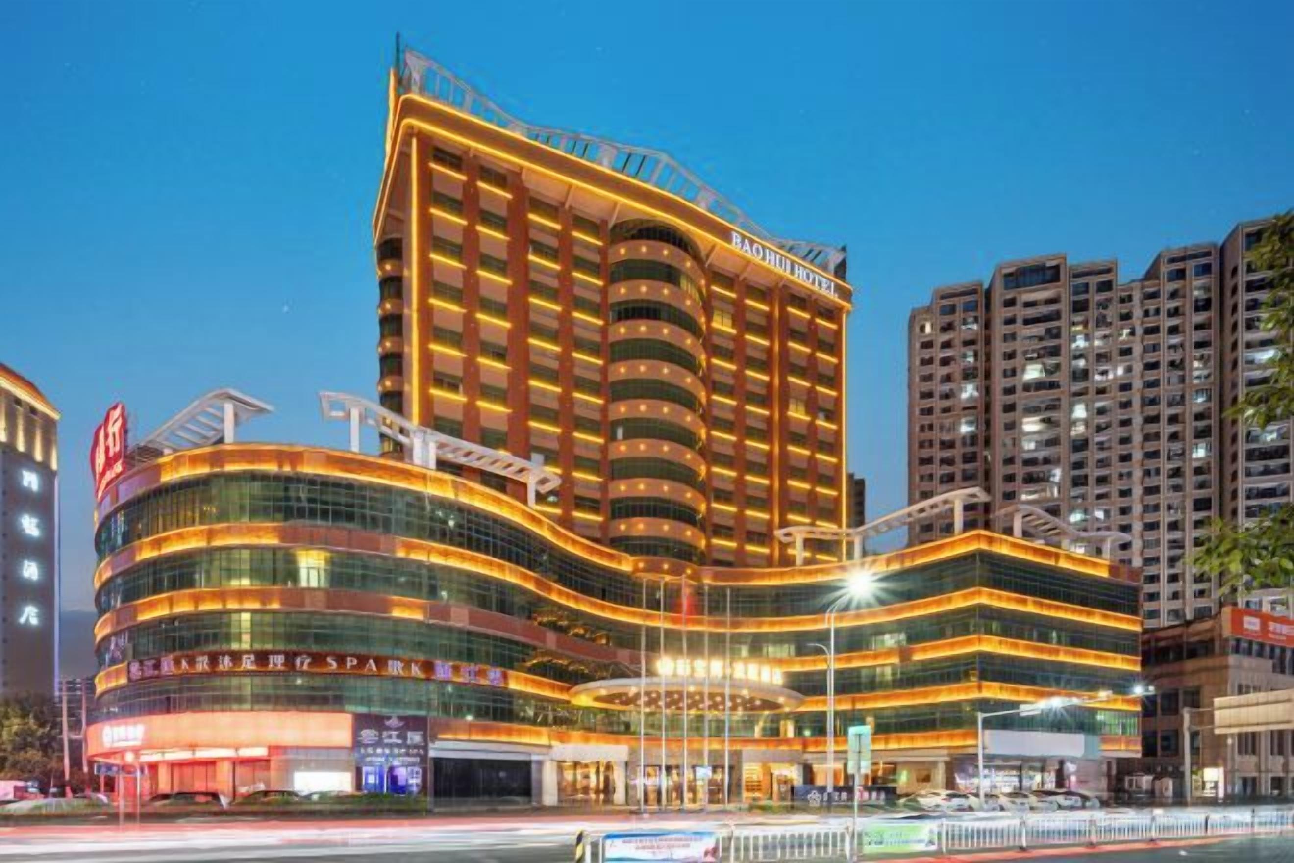 Un hôtel à plusieurs étages, doté d’une façade incurvée, de nombreux balcons et d’une enseigne bien visible.
