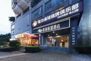 A hotel with a prominent sign, a staircase leading to the entrance, and a well-lit facade. - Yongcui Hotel (Shenzhen Luohu Shuibei Jewelry City) (Shenzhen)