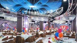 A banquet hall with round tables, chairs, and a ceiling with light fixtures. - Sunjiang Hotel (Quanzhou)