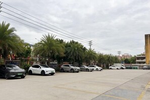 المنطقة المحيطة بالمنشأة