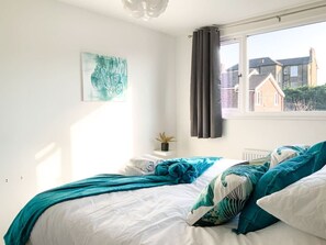 2 bedrooms, desk, iron/ironing board, free WiFi - De Montfort House is a lovely 2 bedroom house in the Streatham. (Greater London)