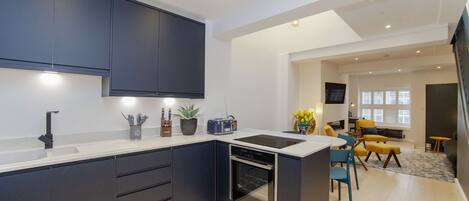 Een koelkast, een microgolfoven, een oven, een kookplaat