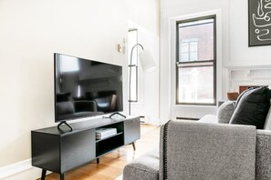 Fernseher, Stereoanlage, Arbeitsbereiche