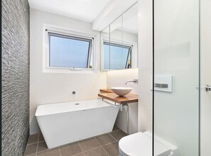 Baignoire, sèche-cheveux, serviettes fournies, savon