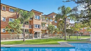 A residential building with a swimming pool, balconies, and a fenced yard. - Manly - Free parking, WIFI, Office, Pool, Coffee Machine (Manly)