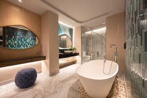 3 Bedrooms Pool Access | Phòng tắm | Đồ dùng nhà tắm miễn phí, máy sấy tóc, áo choàng tắm 