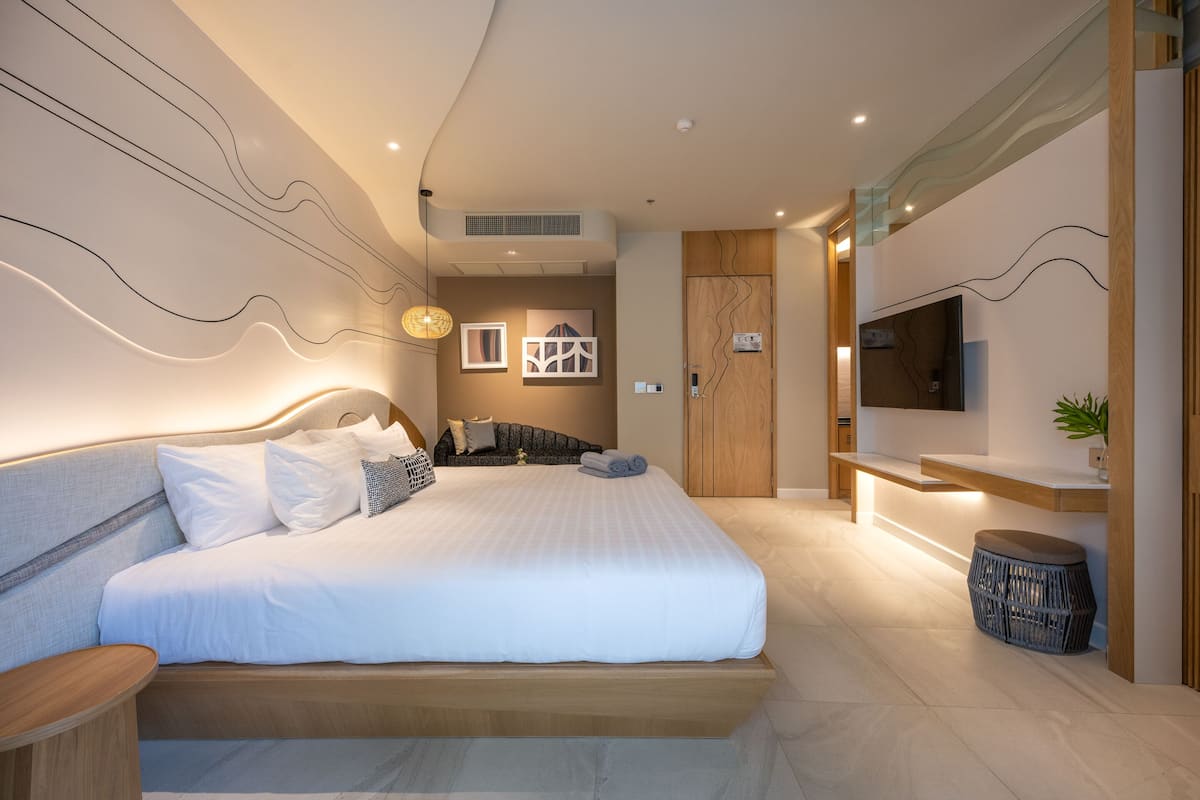 Upper Floor Suite Pool Access | Minibar, Zimmersafe, schallisolierte Zimmer, kostenlose Babybetten