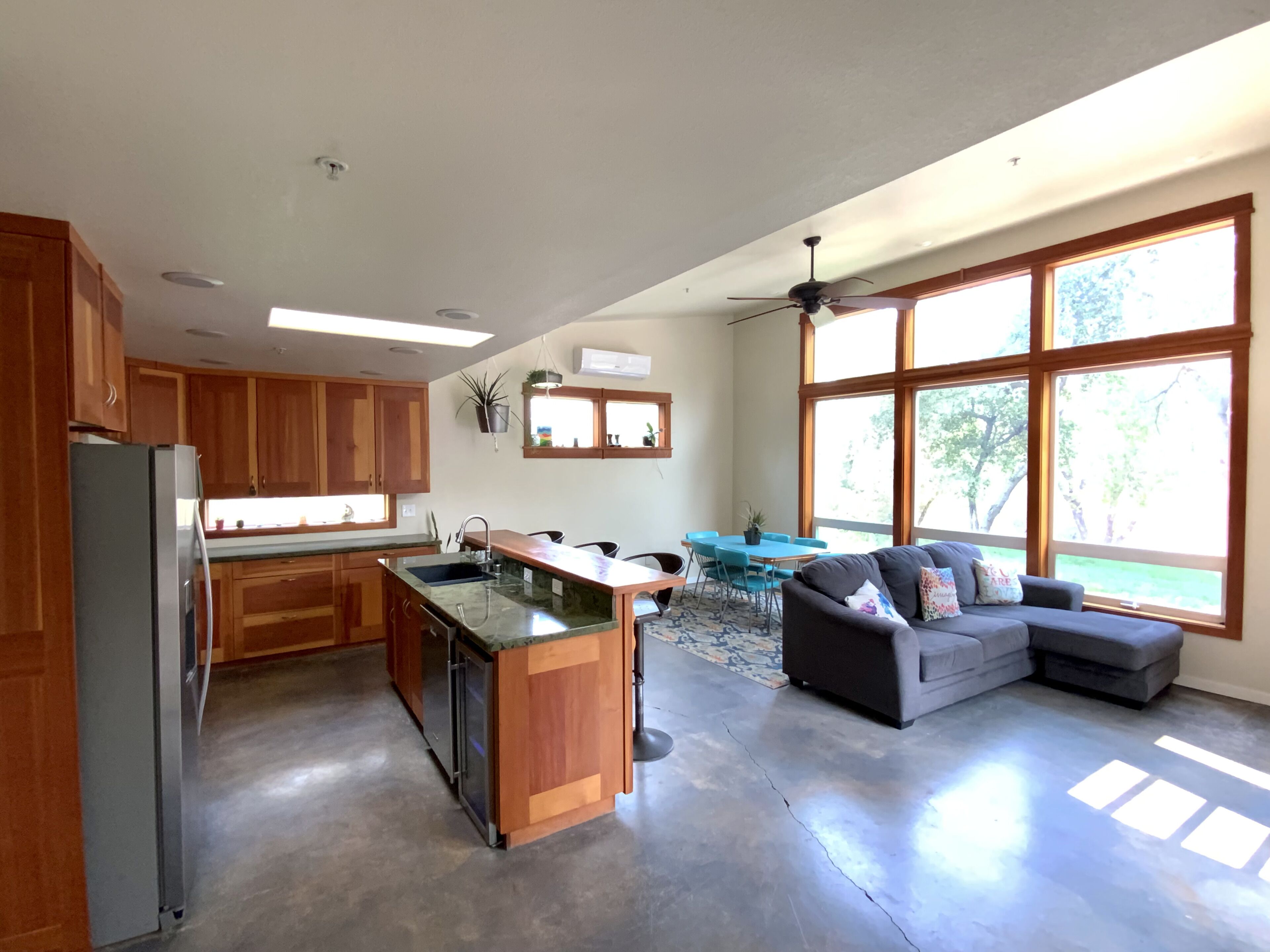 Naturally lit rustic contempo sanctuary w/ jacuzzi