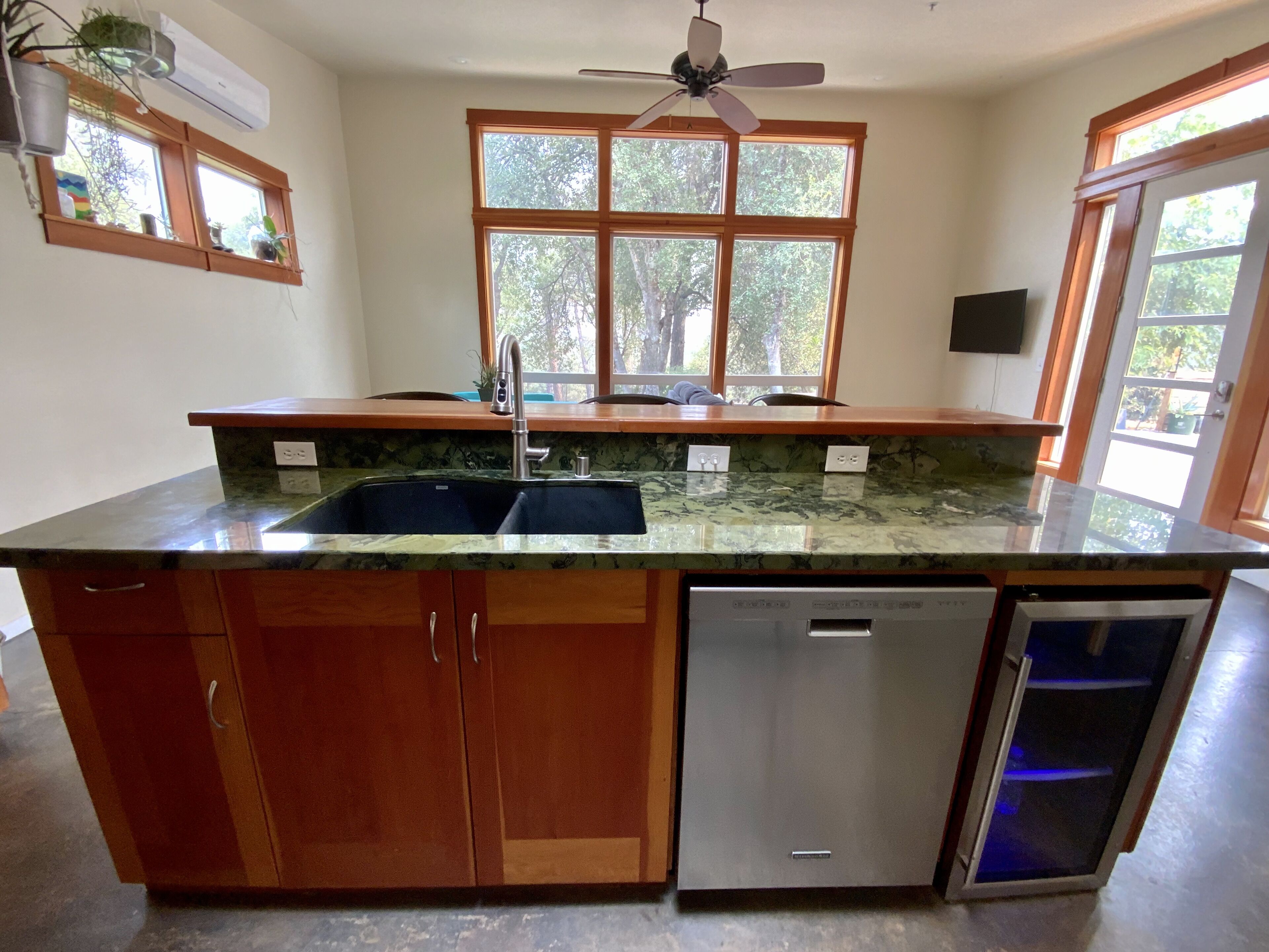 Naturally lit rustic contempo sanctuary w/ jacuzzi