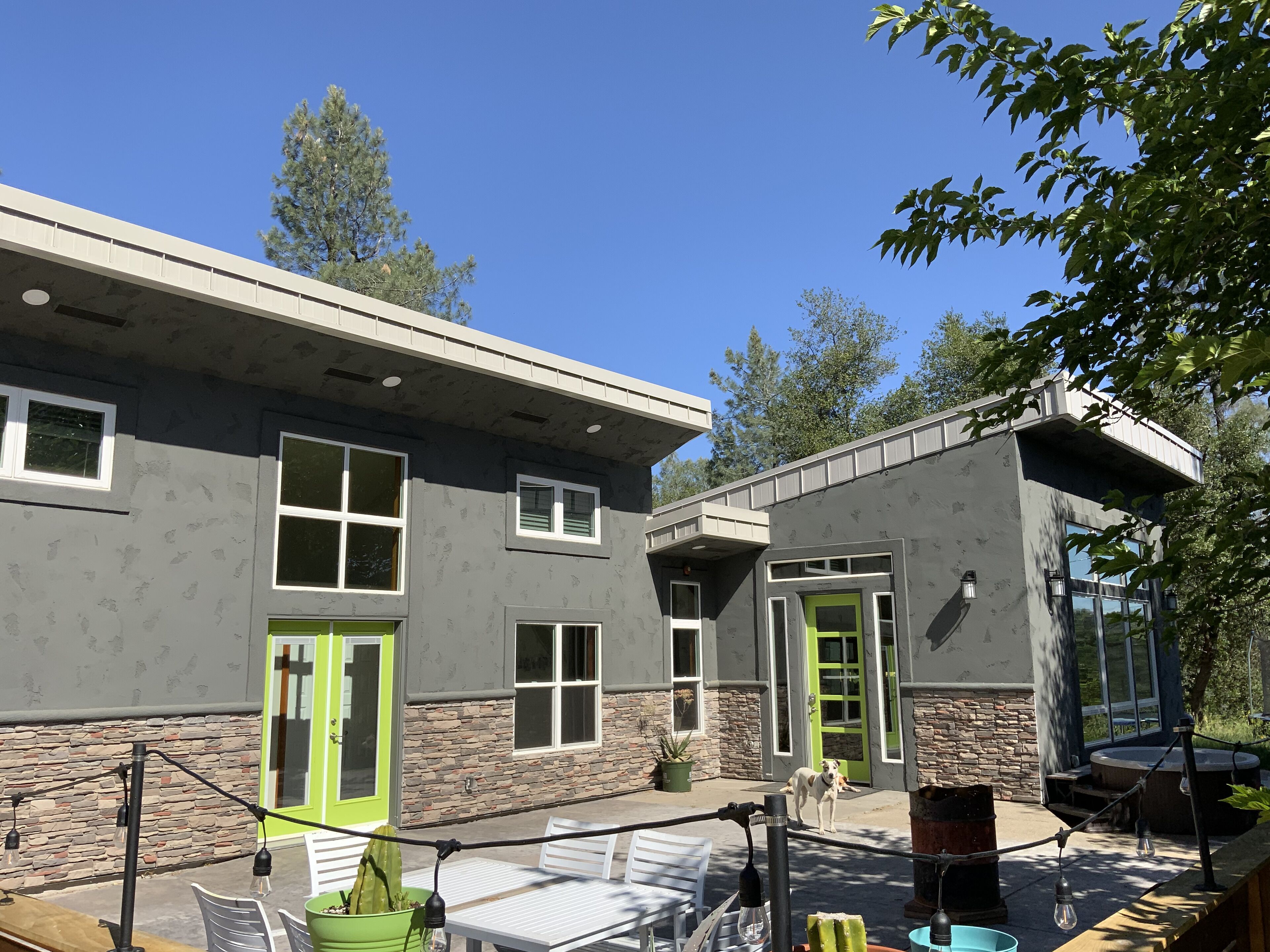 Naturally lit rustic contempo sanctuary w/ jacuzzi