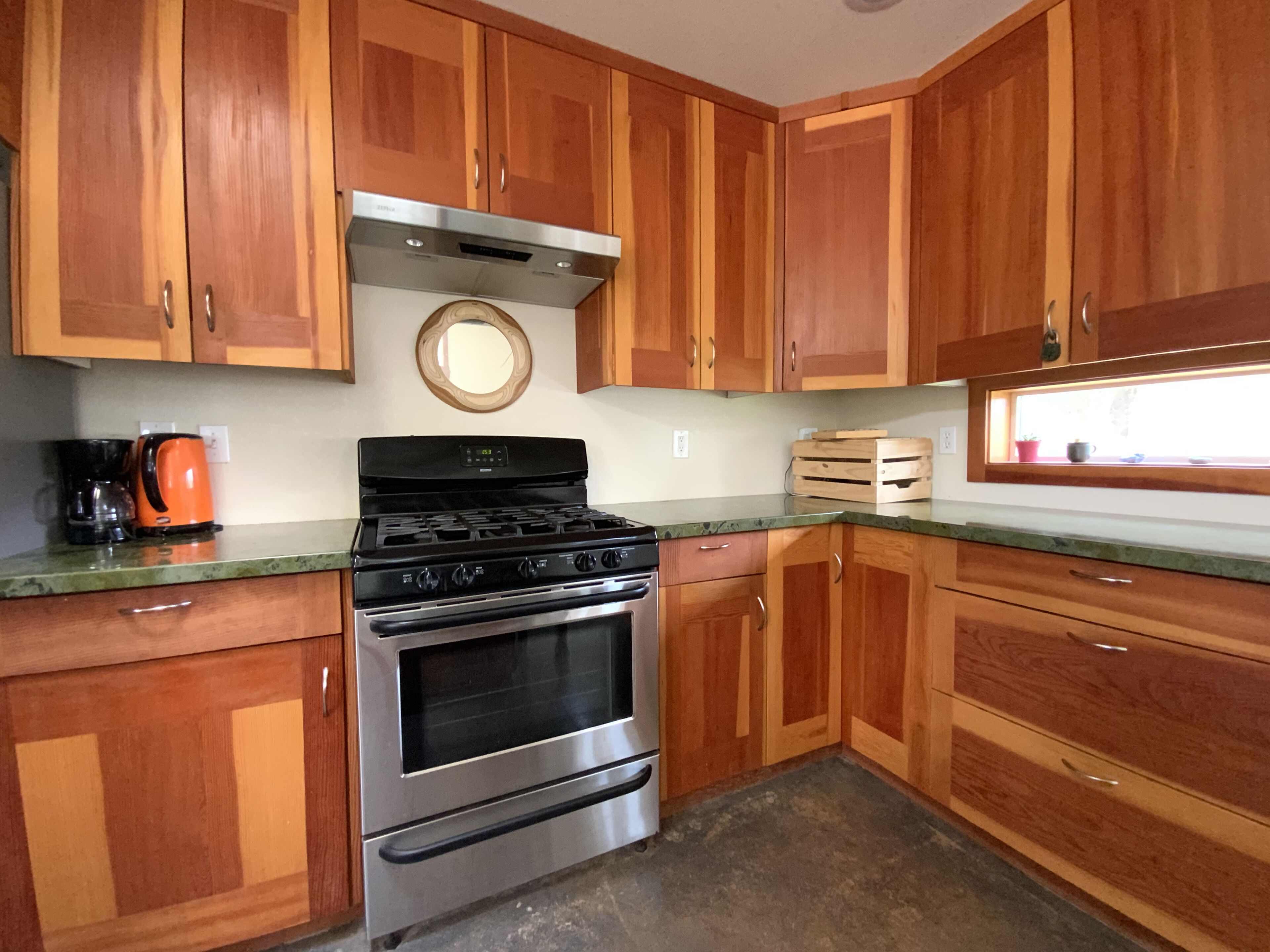 Naturally lit rustic contempo sanctuary w/ jacuzzi