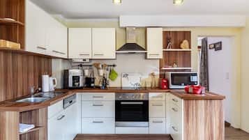 Kühlschrank, Mikrowelle, Ofen, Herdplatte