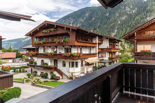 Holiday Apartment "Galerie Kaiser" with Mountain View, Balconies & Wi-Fi
