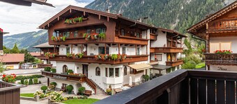 Holiday Apartment "Galerie Kaiser" with Mountain View, Balconies & Wi-Fi
