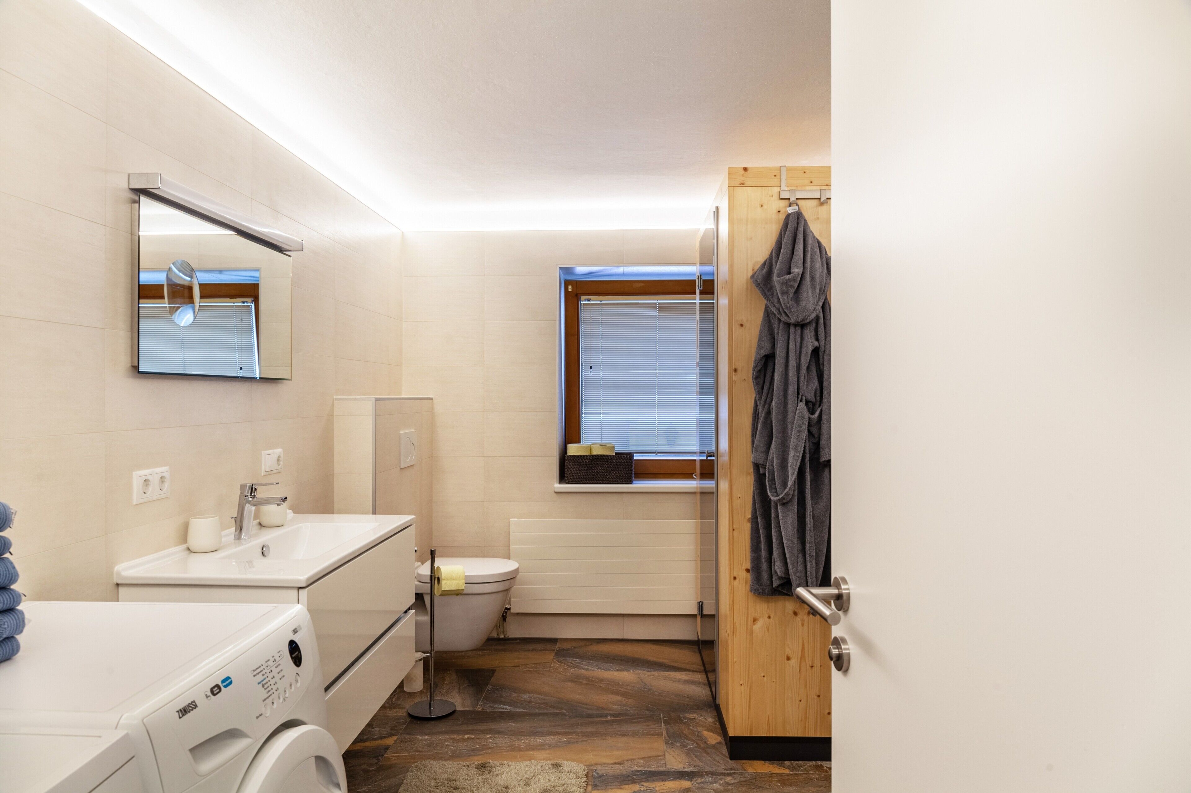 Douche, articles de toilette gratuits, sèche-cheveux