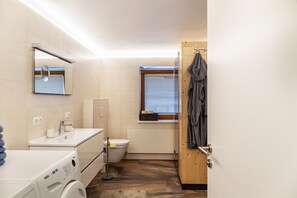 Dusche, kostenlose Toilettenartikel, Haartrockner, Handtücher