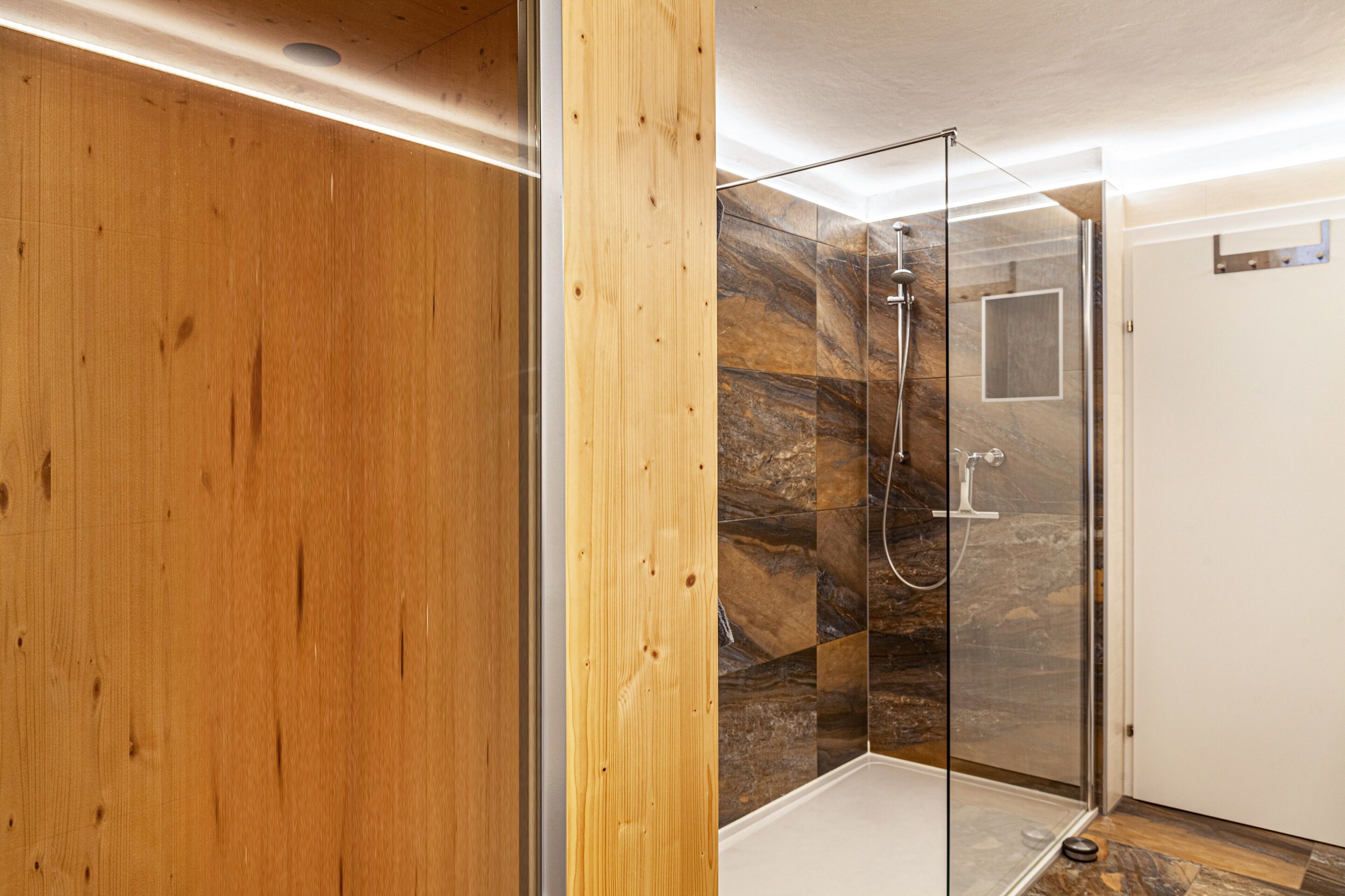 Douche, articles de toilette gratuits, sèche-cheveux
