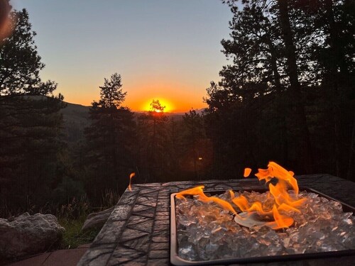 Cozy Mountain Getaway with Stunning Views!