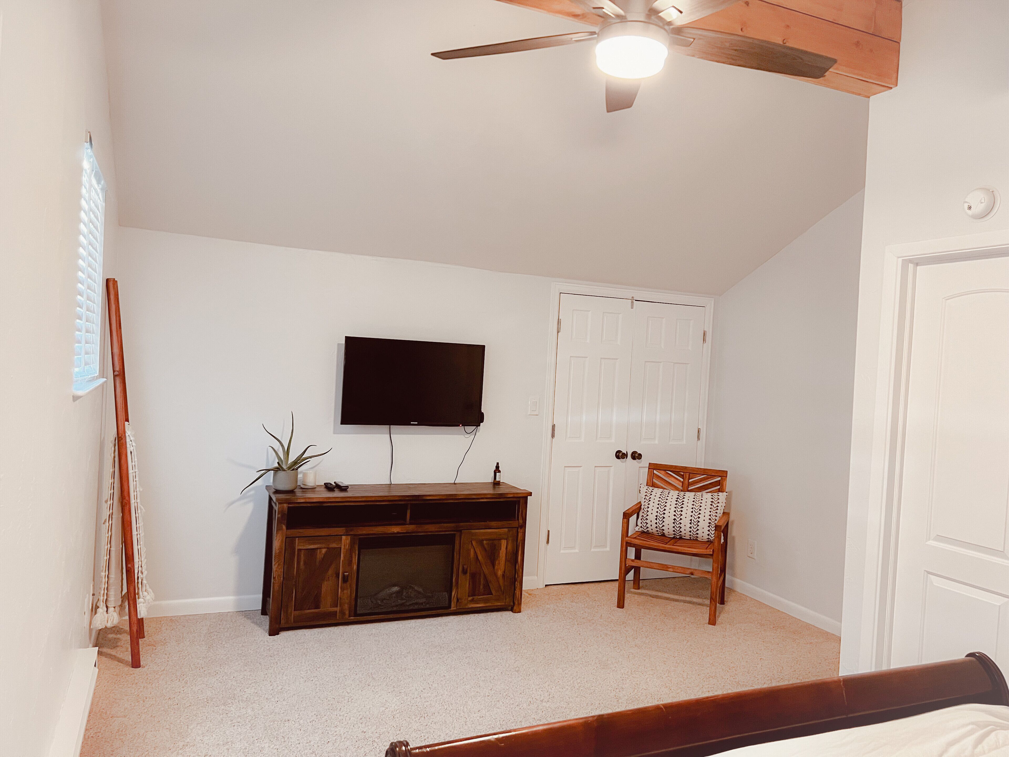 Cozy Mountain Getaway with Stunning Views!