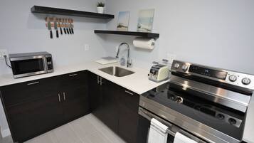 Refrigerador, microondas, horno y parrilla de estufa