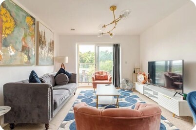 Rochester - 2 Bed - Sleeps 4 - Balcony - Parking