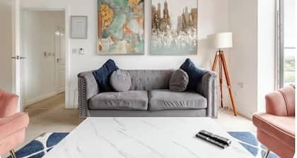 Rochester - 2 Bed - Sleeps 4 - Balcony - Parking