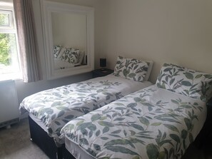 2 chambres, fer et planche à repasser, Wi-Fi, draps fournis