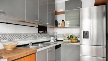 Frigorifero, microonde, forno, piano cottura