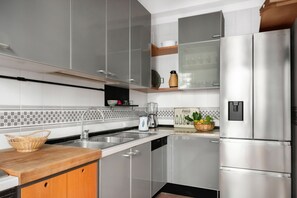 Kühlschrank, Mikrowelle, Ofen, Herdplatte