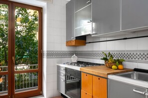 Frigorifero, microonde, forno, piano cottura