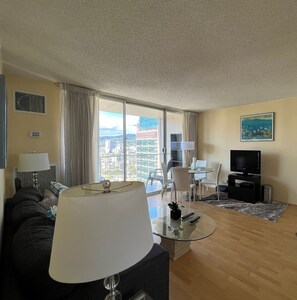 TV - The Pavillion @ Waikiki - 1 bedroom condo - Fully Furn - 2 parking tandem stalls (Honolulu)