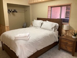 5 室のベッドルーム、デスク、アイロン / アイロン台、旅行用ベビーベッド