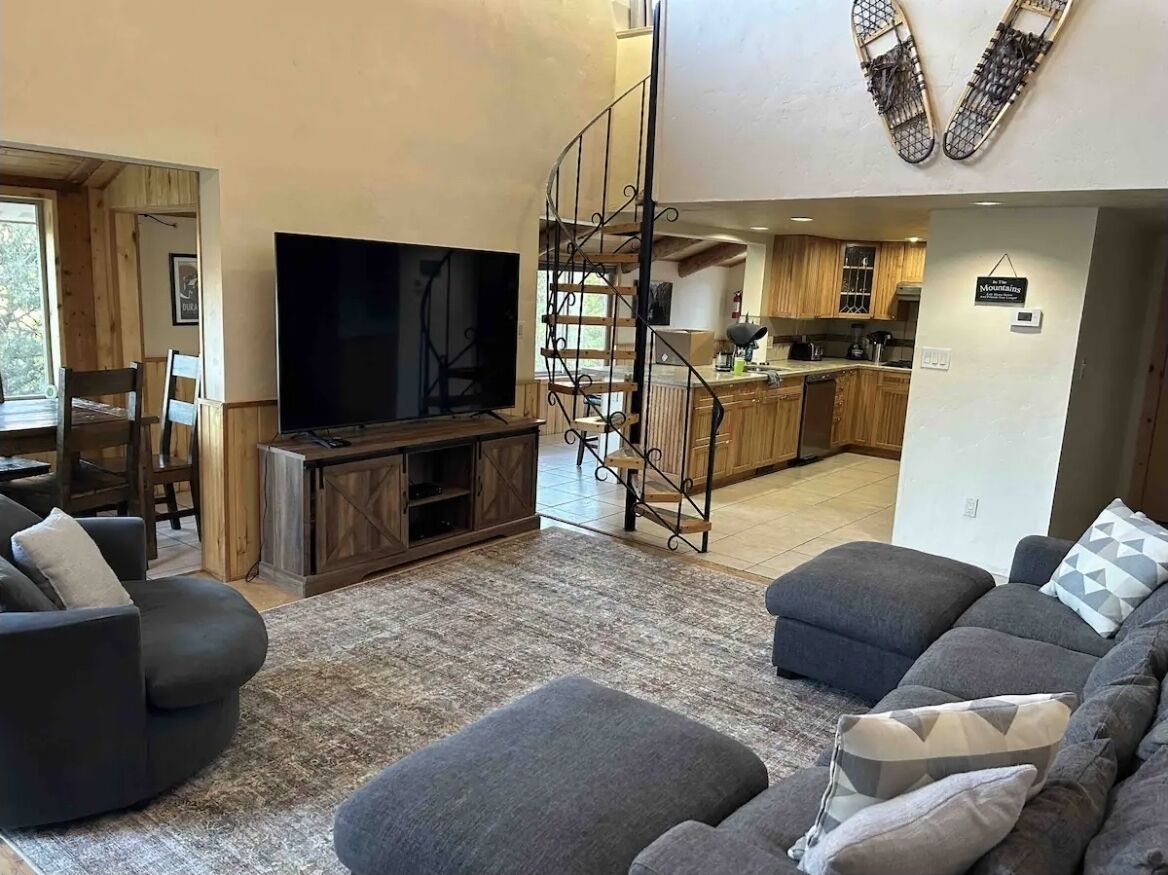 TV connectée, cheminée, jeux vidéo, baby-foot