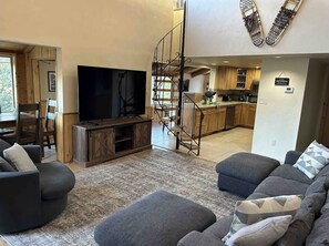 Smart-TV, Kamin, Videospiele, Tischfußball