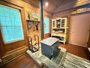 Interior - Cozy log cabin 4 minutes outside Stone Mountain! (Traphill)