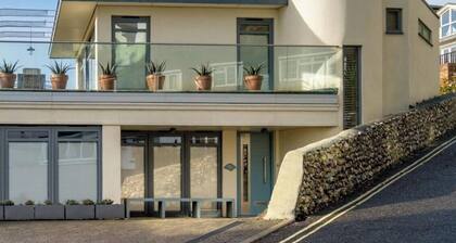 The Beach House - a house that sleeps 6 guests in 3 bedrooms