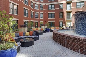 Terrace/patio - Bright Logan Circle 1BR w/ Gym, W/D & Pool, walk to bars, by Blueground (Washington, D.C.)