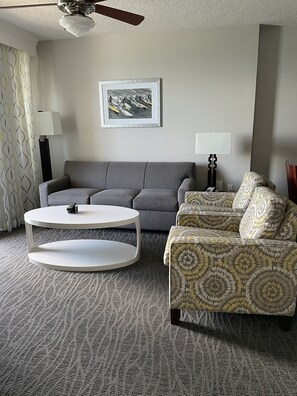 Una televisión de pantalla plana, un reproductor estéreo