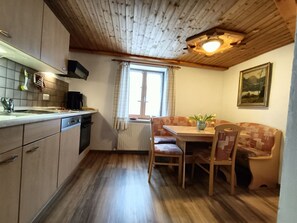Kylskåp, ugn, spishäll och diskmaskin