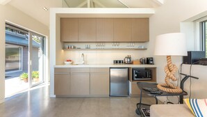 Una cucina moderna con elettrodomestici in acciaio inox, mobili in legno e una particolare illuminazione a corda.