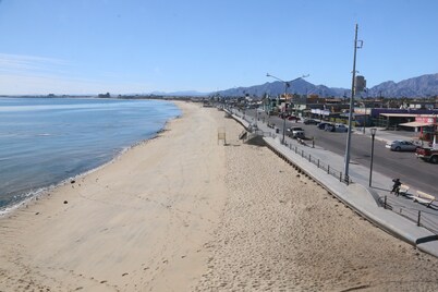 NEAR MARINA, BEACH & DOWNTOWN, SPACIOUS & BEAUTIFUL VIEWS 2 BR CONDO 301