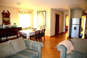 Smart TV - NEAR MARINA, BEACH & DOWNTOWN, SPACIOUS & BEAUTIFUL VIEWS 2 BR  CONDO 301  (San Felípe)