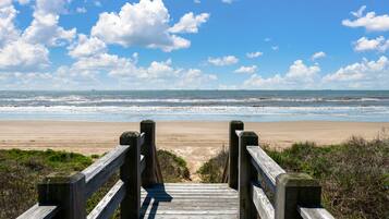 Una playa cerca, sillas reclinables de playa