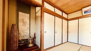 Ein traditioneller japanischer Raum mit Tatami-Böden, Schiebetüren und einem Shoji-Bildschirm.
