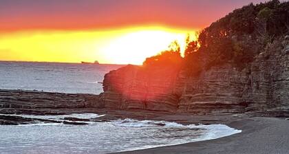 Your Japanese-style 2-story house for rent with a view of the sea.