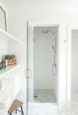 Badewanne, Handtücher, Seife, Toilettenpapier