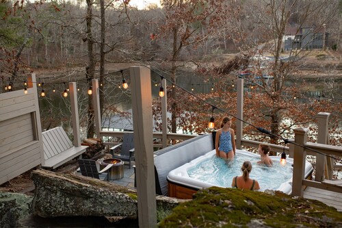 Water's edge, gated community, private dock with toys, community pool, hot tub