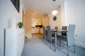 Dining - Beautiful 3 bedroom Town house in Birmingham city centre (Birmingham)