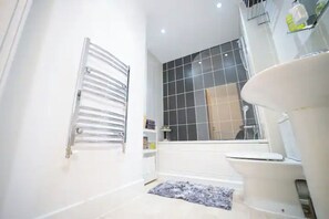 Combined shower/bathtub - Beautiful 3 bedroom Town house in Birmingham city centre (Birmingham)